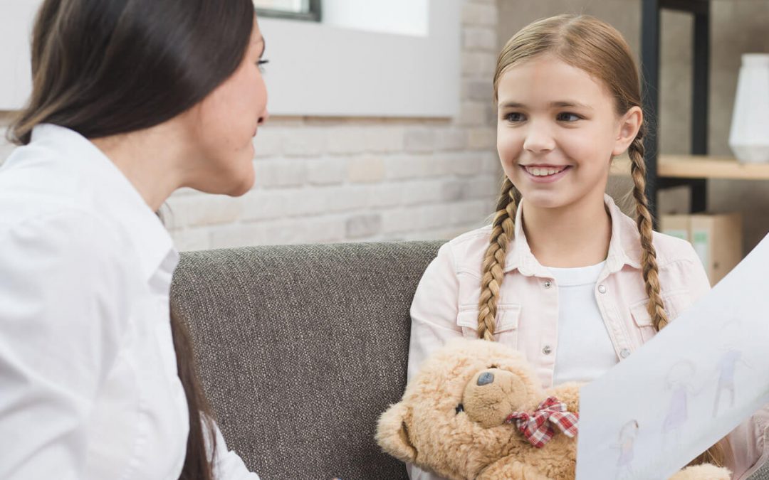 Bambina con psicologa